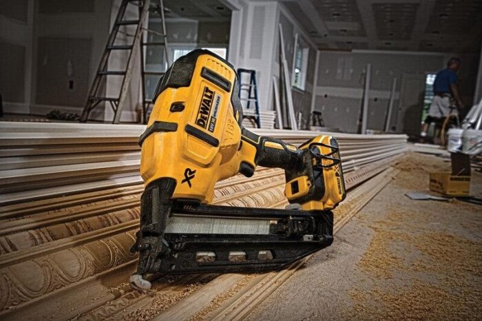 DeWalt Finishing Nail Gun Kit 18V - Image 2